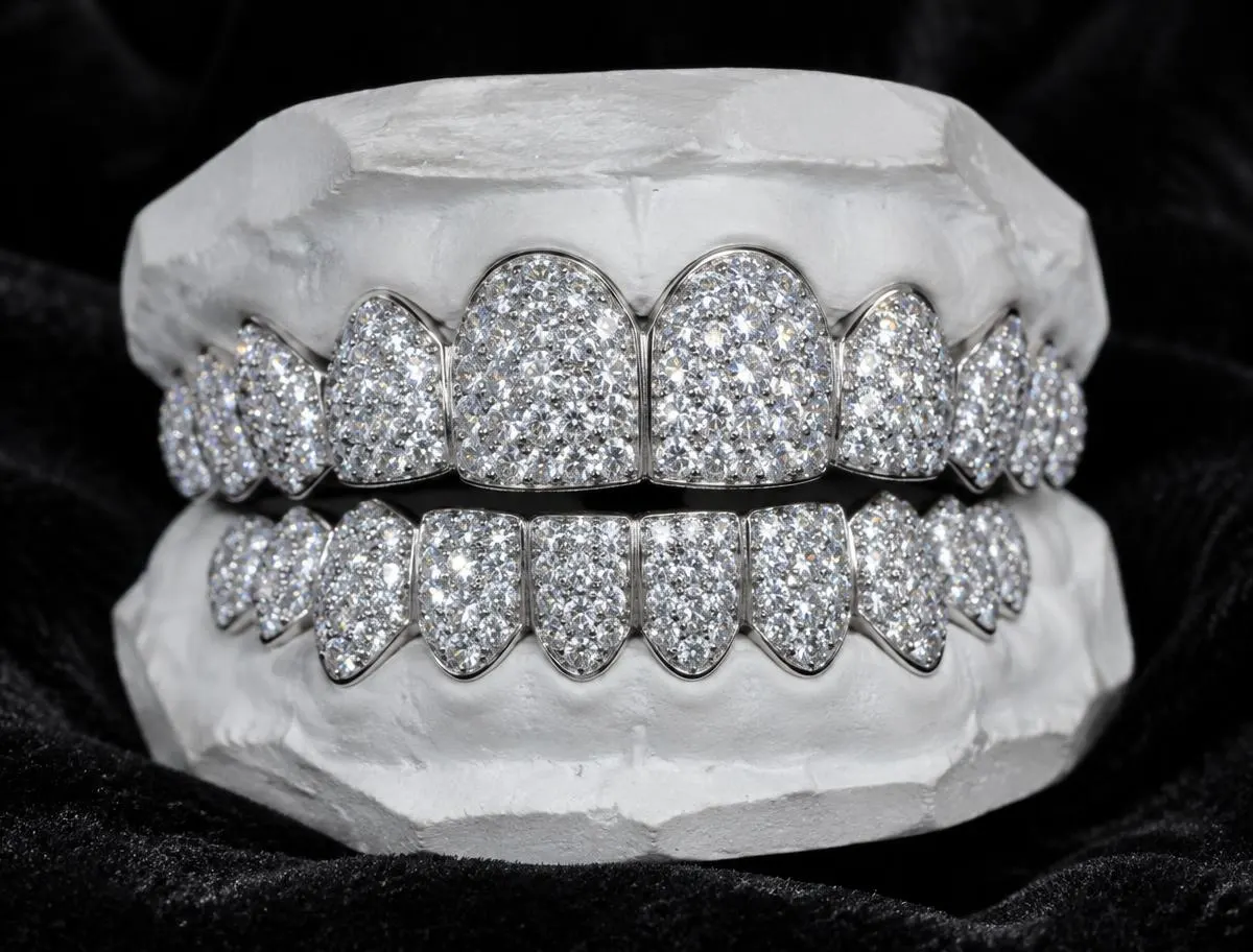 Grillz iced de plata con moissanitas sobre un molde dental de yeso